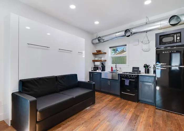 Cozy Modern Studio-free Parking & Washer Dryer *